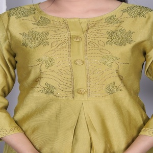 Ensemble Kurta et pantalon traditionnel en rayonne vert olive élégant NIYANI, broderie minimale, pour Diwali, tenue quotidienne sophistiquée, pour toutes les occasions - Product Image 4