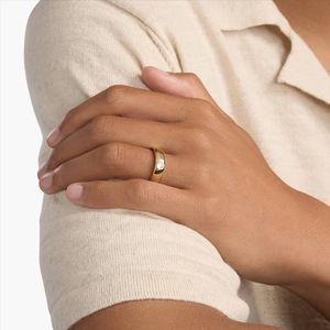 Bague en or jaune avec diamant taille princesse unique et ensemble boussole - Product Image 4