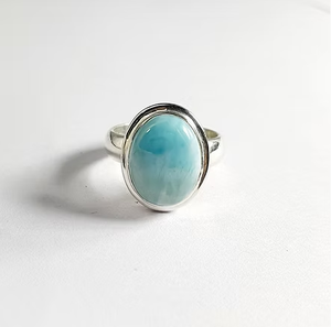 Anillo Solitario Ovalado de Larimar de Diseño Bohemio (6.9 Gramos), un Regalo Moderno y Perfecto para Todos, Uso Unisex - Product Image 2