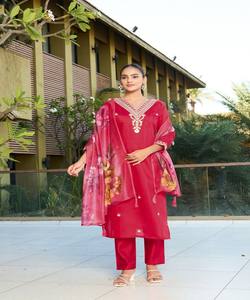 Atractivo conjunto de ropa étnica de lujo con bordado romano de algodón y lentejuelas, de secado rápido, con top, pantalón y dupatta, para uso festivo, precio al por mayor. - Product Image 3