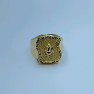 Bague signet religieuse Ganesha plaquée or 22 carats pour homme, avec motif du Seigneur Ganesha en relief et motif texturé complexe - Product Image 1