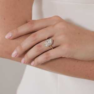 Anillo de Compromiso con Diamante Cultivado en Laboratorio, Corte Duquesa, Anillo de Boda Moderno y Único con Halo de Diamantes Baguette, Joyería de Lujo en Oro Sólido de 14K y 18K - Product Image 2