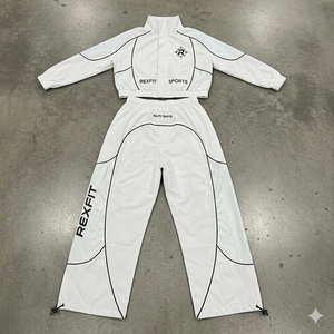 Conjunto Deportivo Rexfit Impermeable para Entrenamiento, Chaqueta y Pantalones Cortos Color Verde con Diseño de Parches, Cortavientos Deportivo para Hombre - Product Image 2