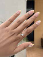 Bague de fiançailles élégante pour femme en or 18 carats, avec deux diamants de laboratoire minimalistes et majestueux, sertis en solitaire et en bypass.