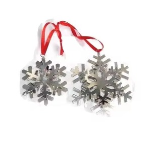 Adorno Navideño Colgante de Metal de Lujo para un Estilo Interior Elegante - Product Image 3