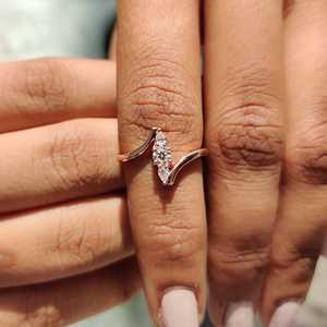 แหวนหมั้นมอสซาไนต์ทรงสามเม็ดทันสมัย ดีไซน์แบบบายพาส เงินแท้ 925 ทรงเหลี่ยมบริลเลียนต์และทรงหยดน้ำ ของขวัญวันครบรอบแต่งงาน - Product Image 4