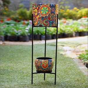 Jardinière en fer Meena avec support, design mandala coloré, décoration de jardin extérieur - Product Image 1