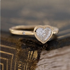แหวนมอสซาไนต์ทรงหัวใจ 1.50 กะรัต ตัวเรือนทองคำชมพู 14K ขอบแบบ Bezel วงแหวนเรียวขนาด 1.8 มม. ได้รับการรับรองจาก GRA ความใส VS+ - Product Image 2