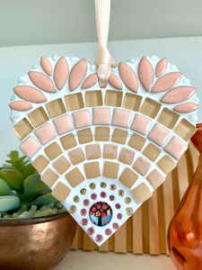 Décoration suspendue en mosaïque de verre TCE, artisanat Art Déco, cœur, fait main, ornemental, ETHEREAL BLUSH BLOSSOM - Product Image 3