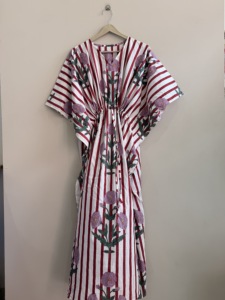Robe kaftan en coton indien minimaliste à motifs floraux respirante : imprimée à la main, taille unique - Product Image 2