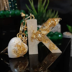 Llavero de lujo con dije de alfabeto, accesorios de moda, llavero dorado de resina brillante para bolsos, hecho a mano en India - Product Image 1