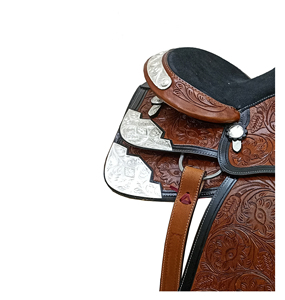 Sillín de cuero marrón para carreras de barriles estilo western, con adornos florales grabados a mano, conchos de plata con diseño floral y herrajes de acero inoxidable, fabricado por fabricante indio. - Product Image 3