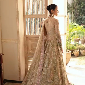 Vestido de Novia Pakistaní de Diseño de Alta Gama para una Celebración de Boda Lujosa, con Apliques Florales en 3D y Adornos de Cristal - Product Image 1