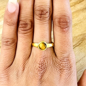 Bague Solitaire Bohème de Haute Qualité avec Pierre Précieuse, Bague Minimaliste en Laiton Plaqué Or 18 carats pour Femme, Bijoux Œil de Tigre pour Vente en Gros/OEM - Product Image 3