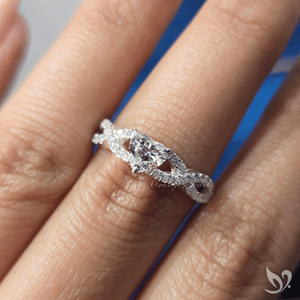 Anillo de Diamante Cultivado en Laboratorio con Corte Corazón de 0.5CT, Banda Cruzada con Pavé, Certificado IGI, Oro Blanco de 10K, Anillo de Novia - Product Image 4