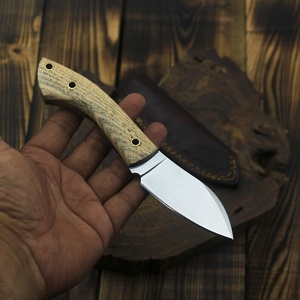 Couteau de chasse, de camping, de dépecage et utilitaire multifonctionnel à lame fixe compacte en acier Damas fait main de qualité supérieure, manche en bois, cuir OEM - Product Image 1
