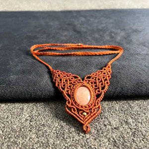 Collier en macramé fait main avec pierre de lune pêche, pendentif en macramé orange complexe, bijou bohème en pierre précieuse naturelle, cristal de guérison - Product Image 3