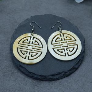 Boucles d'oreilles circulaires en os sculpté, design moderne imitation artisanat naturel, bijoux faits à la main écologiques HASAN CRAFT - Product Image 2