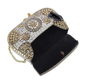 Bolso de mano tipo clutch con adornos metálicos dorados, flores de concha y correa de cadena, elegante bolso de boda a precio de mayorista. - Product Image 3