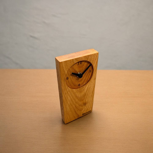 Reloj de mesa de madera que complementa plantas, libros y otros elementos decorativos. El reloj agrega un toque de lujo. - Product Image 3