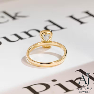 Anillo Solitario de Moissanita con Corte Esmeralda, Engaste Limpio en Bisel, Banda Catedral, Joyería Nupcial Creada en Laboratorio - Product Image 3