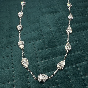 Magnífico Collar de Diamantes Cultivados en Laboratorio con Corte de Pera de 14.00 CT en Oro Blanco de 14K para Mujer - Product Image 4