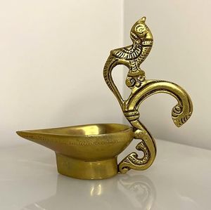 Lámpara de aceite tradicional de latón con mango de pavo real, chapada en oro, artesanía decorativa, arte coleccionable - Product Image 2