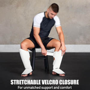 Espinilleras cómodas diseñadas para el entrenamiento, con correas flexibles, resistentes a los golpes y ajustables para un ajuste seguro. - Product Image 6