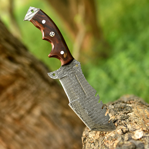 Cuchillo de caza y camping Nordic Forge Tracker de acero de Damasco, hecho a mano, con espiga completa, mango de palisandro y funda para transporte. - Product Image 2