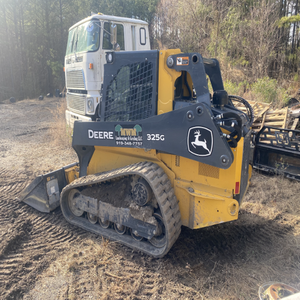 รถตักขนาดกะทัดรัดรุ่น Deere 325G สำหรับงานหนัก ออกแบบมาเพื่อรับมือกับงานที่ต้องการความแม่นยำสูง พร้อมความทนทานในระยะยาว - Product Image 3