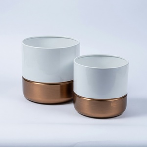 Juego de Macetas y Jardineras Modernas de Aluminio Fundido con Acabado en Esmalte Blanco, Diseño Cilíndrico Semi-Inmerso, para Decoración de Paisajismo - Product Image 1