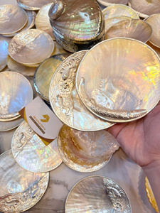 ถาดเปลือกหอยมุกขัดเงาธรรมชาติสำหรับเสิร์ฟคาเวียร์ (หลายขนาด) พร้อมฐาน/ขาตั้ง ถาดมุกเปลือกหอยแกะสลักอย่างสวยงาม - Product Image 2