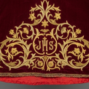 Casulla Católica de Terciopelo Borgoña de Lujo con Monograma IHS Bordado con Hilos de Oro, Vestimenta Litúrgica para Sacerdotes y Clérigos - Product Image 5