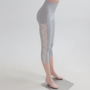 Leggings de yoga sans couture pour femme, avec découpes en maille, pantalon de course respirant à croisillons latéraux, collant de sport 3/4 pour la gym - Product Image 2