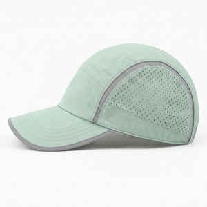 Gorras ligeras para correr diseñadas con tela ventilada, correas seguras y viseras curvas para mayor comodidad durante el uso al aire libre. - Product Image 3