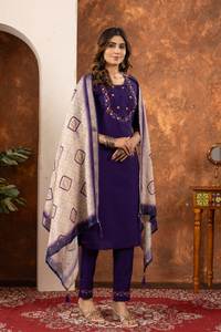Ensemble de kurti festif de créateur avec broderie artisanale et dupatta imprimé - Product Image 2