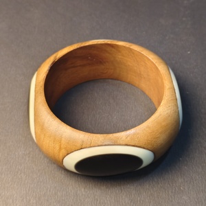 Bracelet manchette large en bois naturel et résine blanche, style bohème, fait main, durable et écologique – Tendance actuelle - Product Image 5