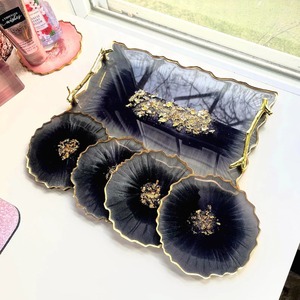 Plateau de service moderne en résine avec motifs métalliques et marbrés, idéal pour organiser ou servir - Product Image 1