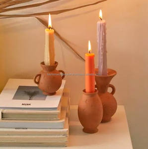 Bougeoir en terre cuite fabriqué à la main avec bougeoir conique sculptural silhouette organique pour intérieurs ou thème de décor terreux - Product Image 6