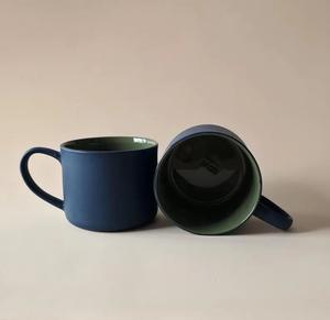 Taza de café de cerámica con exterior azul profundo brillante, interior de líneas limpias, agarre cómodo y diseño que conserva el calor para hogares modernos. - Product Image 3