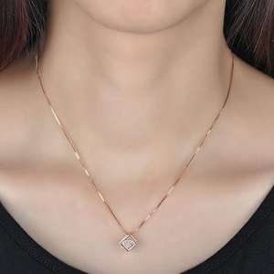 Collier pendentif minimaliste carré avec diamant solitaire pour femme – Pendentif géométrique doré, bijou délicat au diamant pour tous les jours - Product Image 1