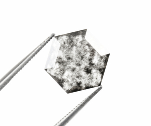 OM GEMS - Diamante Cultivado en Laboratorio, Corte Hexagonal de 1.95 Ct, Perforado con Láser, Color Sal y Pimienta, para Joyería - Product Image 3