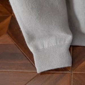 Pull en tricot pour homme, tissu doux et chaud, confortable à porter au quotidien, fabriqué dans une usine certifiée LEED. - Product Image 2