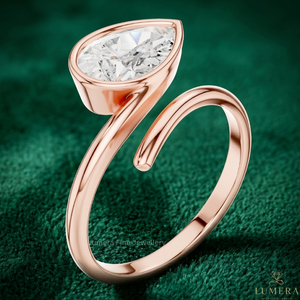 แหวนหมั้นเพชรโมอิสซาไนต์ทรงลูกแพร์หรูหรา ทองคำขาว 18K ประดับแบบ Bezel Set ดีไซน์เปิดรอบวงสำหรับผู้หญิง - Product Image 4