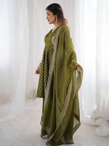 Costume Anarkali traditionnel indien pakistanais vert pour femmes avec dupatta, tenue de mariage brodée, coupe ample, longueur au sol - Product Image 3
