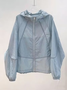 เสื้อแจ็คเก็ตกันลมแบบมีฮู้ดสำหรับฤดูหนาว ผลิตตามสั่ง ขายส่ง สำหรับทั้งชายและหญิง มีกระเป๋าซิปด้านข้าง ผลิตจากโพลีเอสเตอร์ ทรงปกติ คุณภาพสูง - Product Image 3