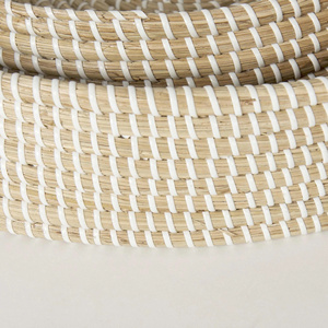 Ensemble de 2 plateaux ronds en jonc de mer, fabriqués à la main au Vietnam, design écologique, idéal pour la vente en gros et l'OEM. - Product Image 5