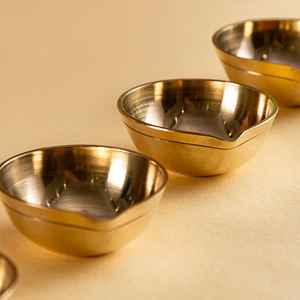 Lot de 6 Petites Diyas Industriels Modernes en Laiton Poli Style Artistique Bold Blossom, Diamètre 2 Pouces, Décoration de Mariage, Vente en Gros Inde - Product Image 3