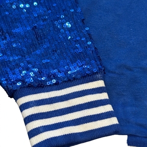 Cardigan universitaire pour femme bleu roi à sequins, col en V, boutonné, avec bordure rayée blanche, logo personnalisé, vente en gros - Product Image 5