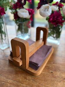 Porte-boîte à mouchoirs en bois moderne avec tissu à carreaux rouges, design autoportant pour la décoration de la maison - Product Image 3